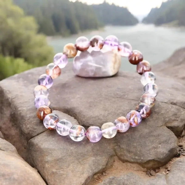 Bracelet pierre naturelle en Auralite véritable, bijou de lithothérapie violet pour l’élévation spirituelle, la sérénité et la clarté intérieure. Bracelet sur mesure pour femme et homme – La Pierre FR.
