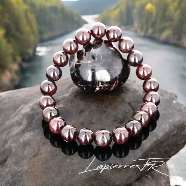 Bracelet pierre naturelle en Grenat Rouge véritable, bijou de lithothérapie rouge pour la vitalité, la passion et la force intérieure. Bracelet sur mesure pour femme et homme – La Pierre FR.