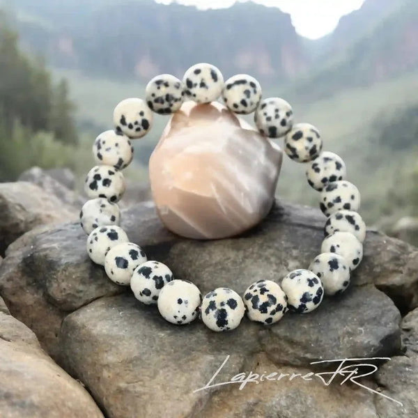 Bracelet pierre naturelle en Jaspe Dalmatien véritable, bijou de lithothérapie beige et noir pour la protection, la vitalité et la joie intérieure. Bracelet sur mesure pour femme et homme – La Pierre FR.