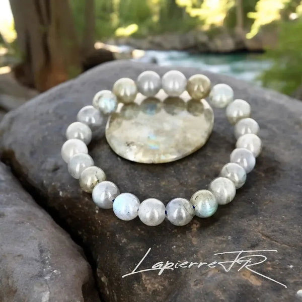 Bracelet pierre naturelle véritable Labradorite grise avec reflets bleus irisés, perles rondes pour lithothérapie, protection énergétique et intuition.