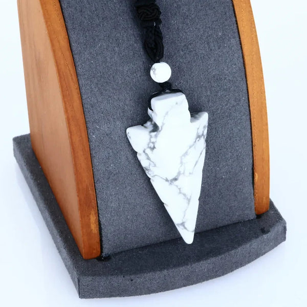 Pendentif pointe de flèche en howlite – collier en pierre blanche pour homme