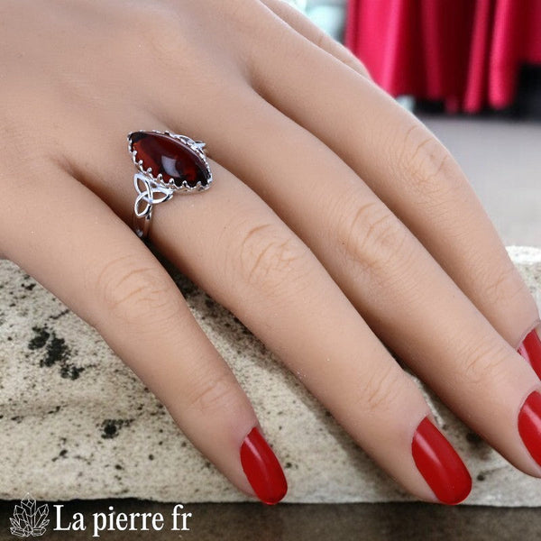 Profil de la Bague Ambre (Entrelacs Celtiques) montrant les détails travaillés de la monture en argent rhodié.