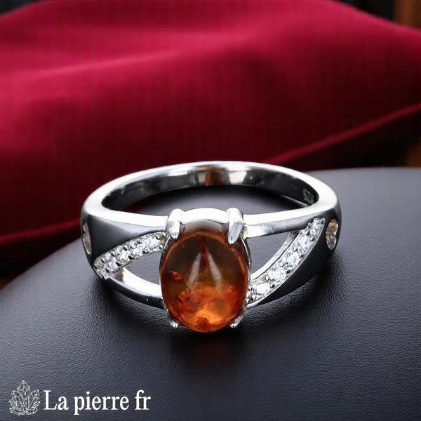 Bague Ambre Argent Rhodié (Couronne Vintage) - Vue de dessus, ambre ovale et couronne de 10 zircones.