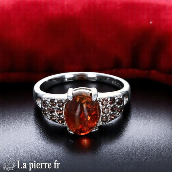 Bague Ambre Argent Rhodié (Halo Éclatant) - Vue de dessus montrant l'ambre ovale et le halo de zircones
