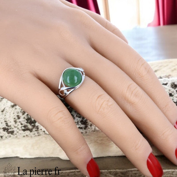 Bague moderne pour femme en argent rhodié avec pierre en Jade Vert véritable 10mm, design spirale.