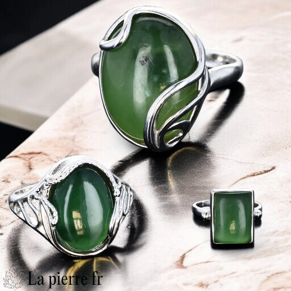 Aperçu de la collection de bagues en jade vert véritable et argent.