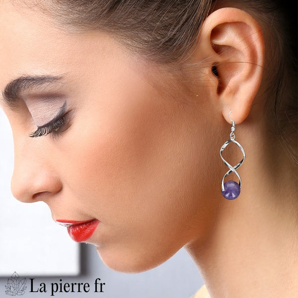 Paire de boucles d'oreille pendantes composées de plusieurs pierres en améthyste