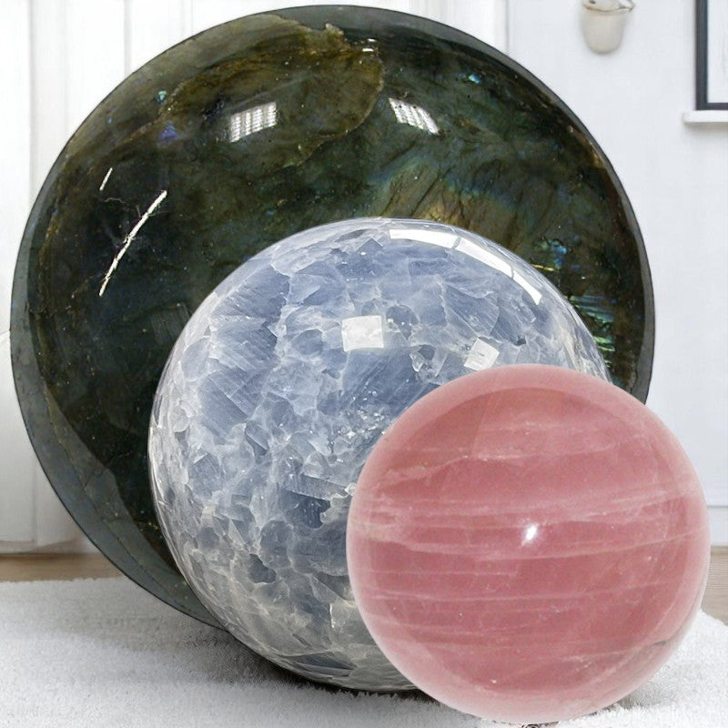 Sphère-boule en pierre naturelle utilisée dans un espace de méditation pour équilibrer les énergies.