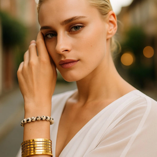 Bracelet Jaspe Dalmatien porté par une femme — perles 6 mm crème tachetées, énergie joyeuse