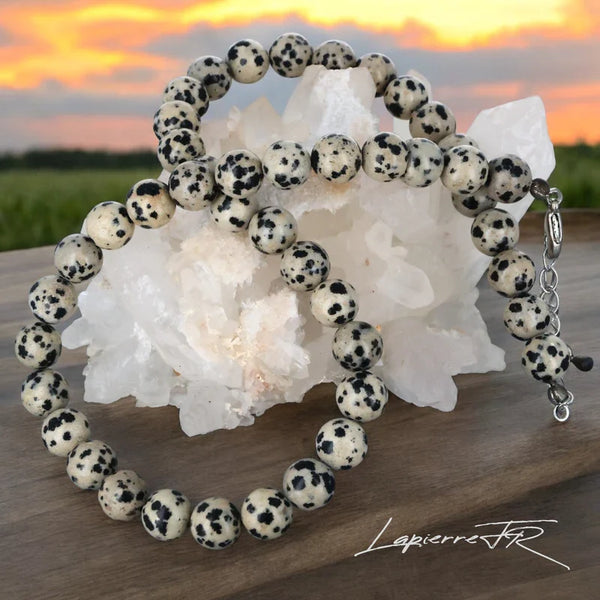 Collier en pierre naturelle de Jaspe Dalmatien, bijou de lithothérapie pour femme. Véritable pierre beige tachetée noire en perles rondes, symbole de vitalité, de protection et de bonne humeur.
