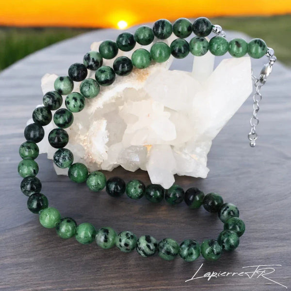 Collier en pierre naturelle de Rubis Zoïsite, bijou de lithothérapie pour femme. Véritable pierre verte et rose en perles rondes, symbole d’harmonie, de vitalité et d’équilibre émotionnel.