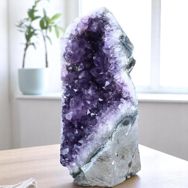 Gros plan sur les pointes de cristal violet étincelantes à l'intérieur d'une géode d'Améthyste