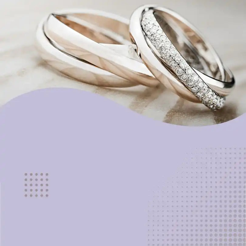 Deux élégantes alliances de mariage, l'une avec une finition polie et l'autre ornée de diamants sertis pavé.