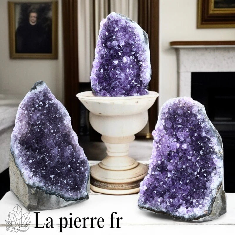 Imposante géode d'Améthyste ouverte révélant une cavité de cristaux violets profonds et scintillants