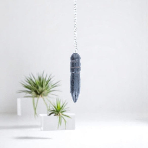 Pendule d'Ă©quilibre Ăgyptien (HĂ©matite) avec chaĂźne argentĂ©e sur fond sobre
