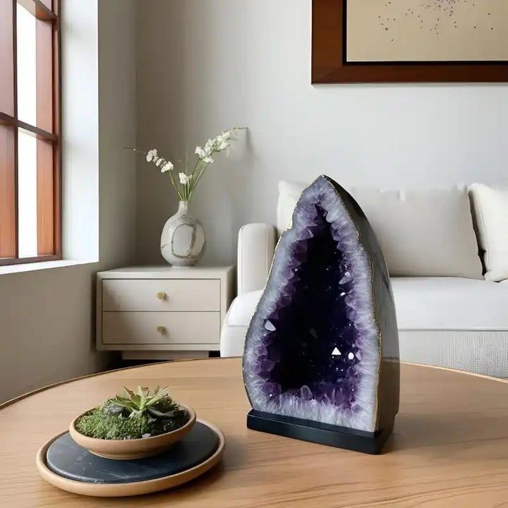 Géode améthyste dans un espace zen, décoration relaxante, ambiance apaisante.