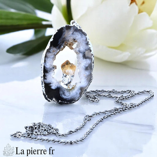 Pendentif en améthyste violette et pendentif en pointe de citrine jaune.