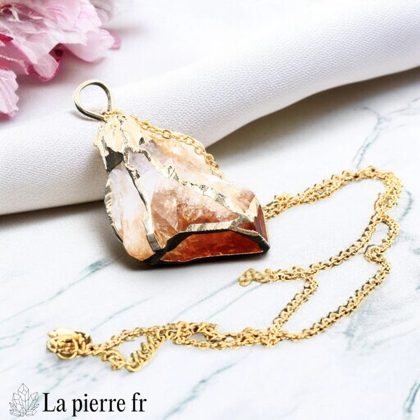 Pendentif lumineux en citrine jaune sertie sur une monture de couleur dorée.