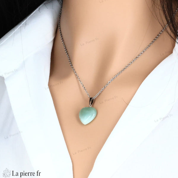 pendentif en aventurine verte en forme de cœur, symbole d'harmonie, de chance et de vitalité. Bijou idéal en lithothérapie pour apaiser les émotions et stimuler le chakra du cœur. La Pierre FR