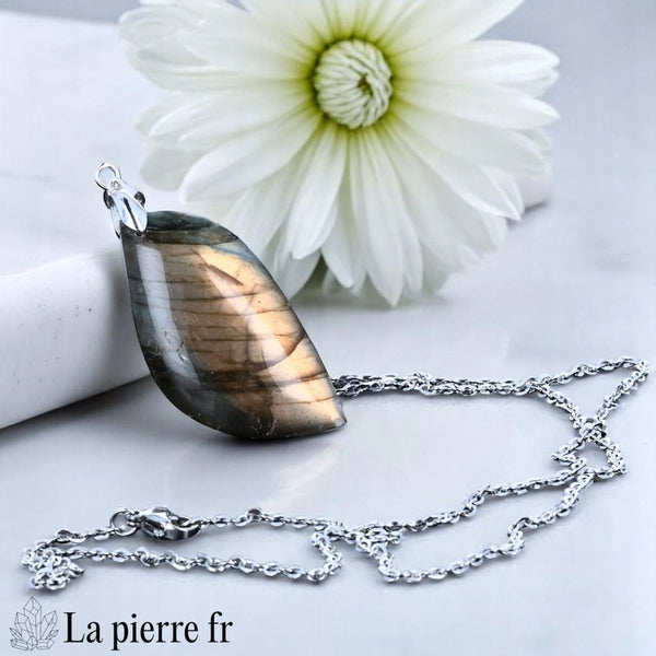 Pendentif en Labradorite de Madagascar révélant des reflets chatoyants bleus et dorés