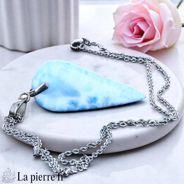 Pendentif en Larimar véritable aux nuances bleu ciel et blanc évoquant les eaux des Caraïbes