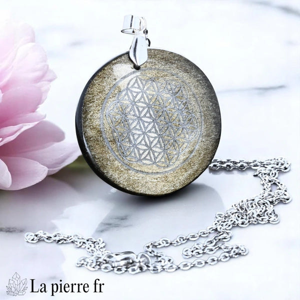 Pendentif rond en obsidienne noire avec un arbre de vie finement gravé.