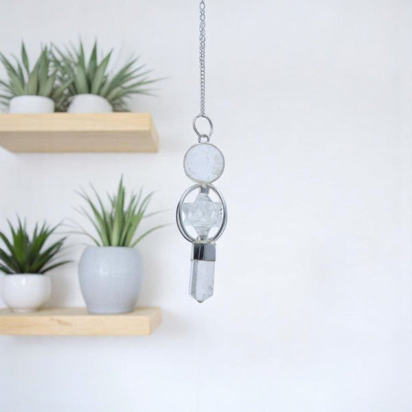 Pendule divinatoire (Merkaba et Pointe) Cristal de Roche avec chaîne argentée sur fond sombre