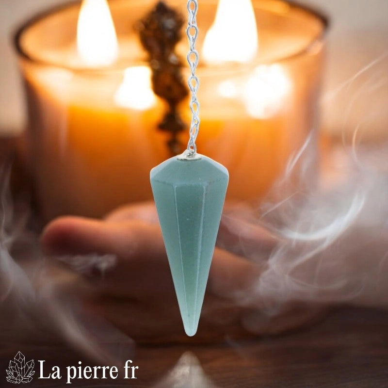 Collection de pendules divinatoires en pierres naturelles variées : améthyste, cristal de roche et quartz rose