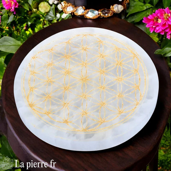 Plaque de rechargement en sélénite (Ø 10cm) avec Fleur de Vie dorée. Un rechargement puissant et une pièce décorative élégante. Fabrication artisanale.
