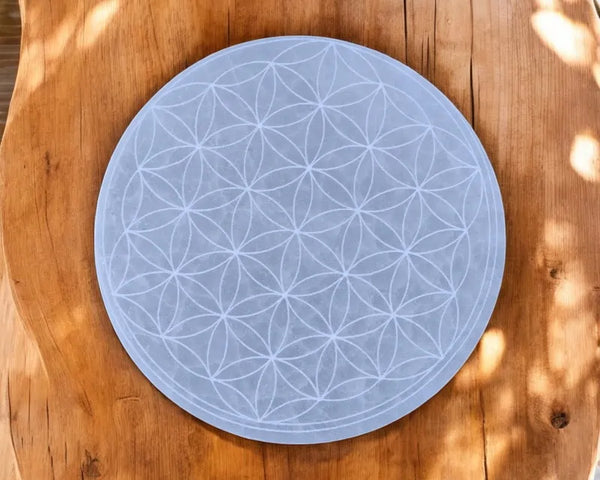 Fleur de Vie en lithotherapie — plaque de rechargement en selenite gravee — La Pierre FR