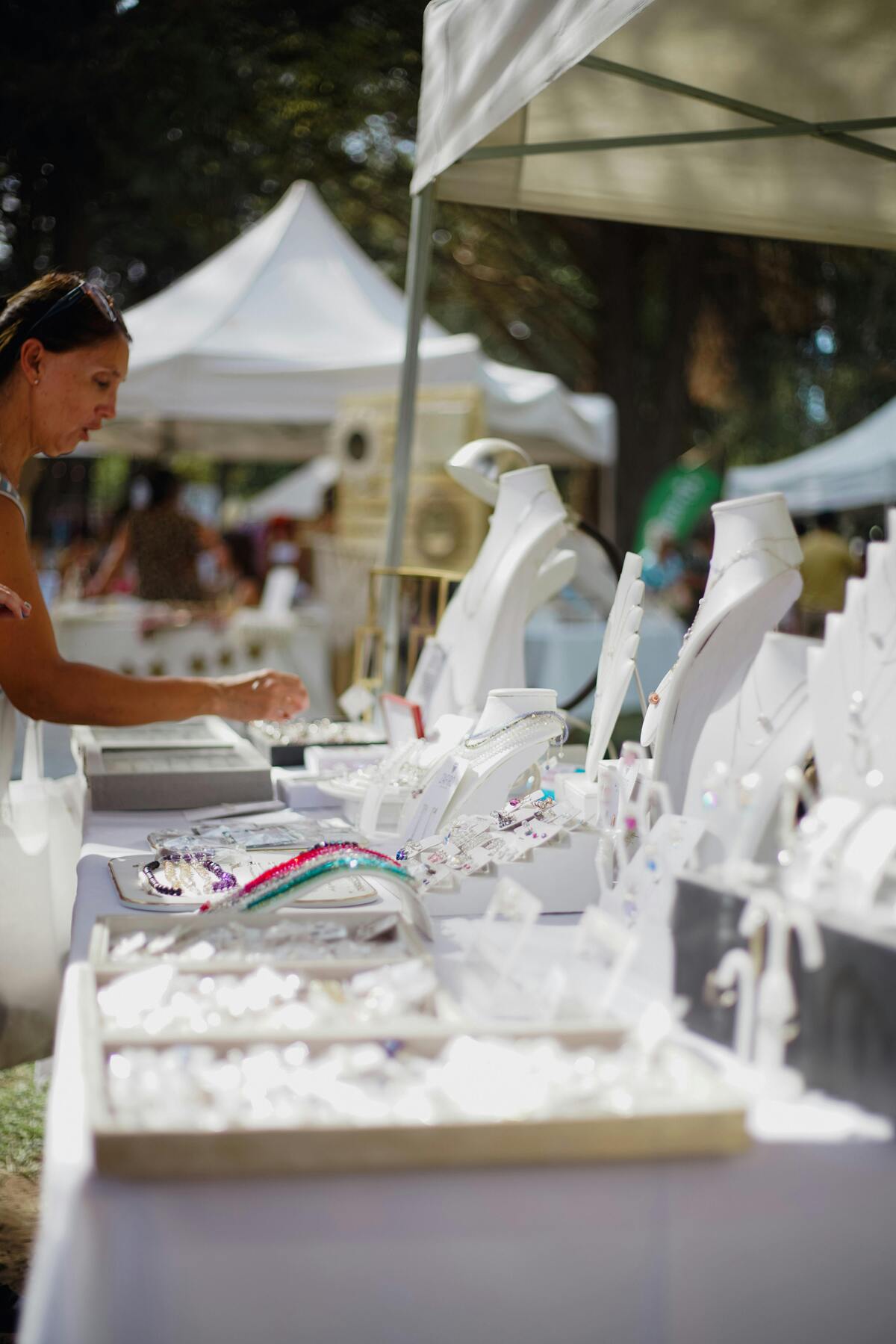 Stand de bijoux en pierres naturelles lors d'une bourse aux minéraux en France 2026