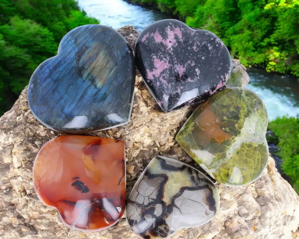 Coeurs en pierre naturelle tailles a la main : quartz rose, labradorite et obsidienne — La Pierre FR