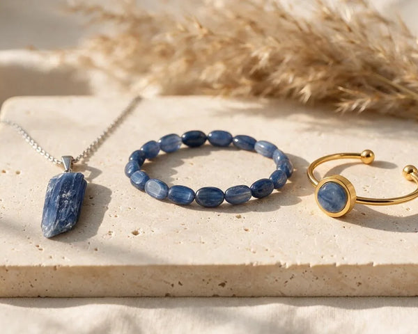 Cyanite bleue naturelle en lames striées, pendentifs et bracelets