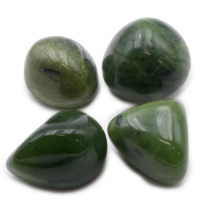 Une pierre de Jade Vert polie, d'un vert profond et laiteux, symbolisant la sagesse et l'harmonie en lithothérapie.