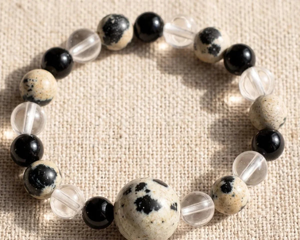 Jaspe dalmatien naturel crème tacheté de noir, pierre aux vertus de joie et d’ancrage