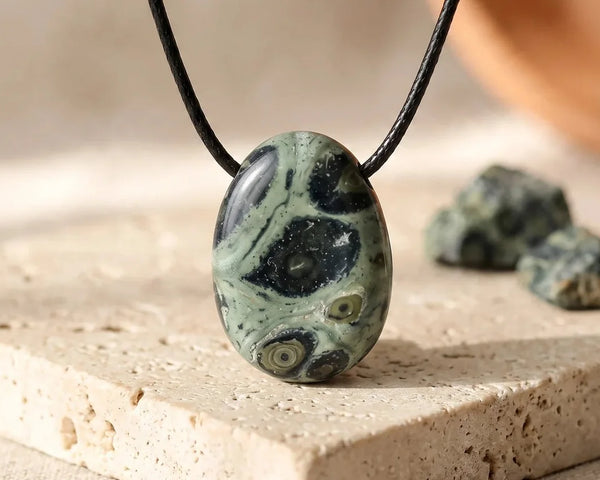Jaspe kambaba naturel vert à orbes noirs, stromatolite fossile aux vertus apaisantes