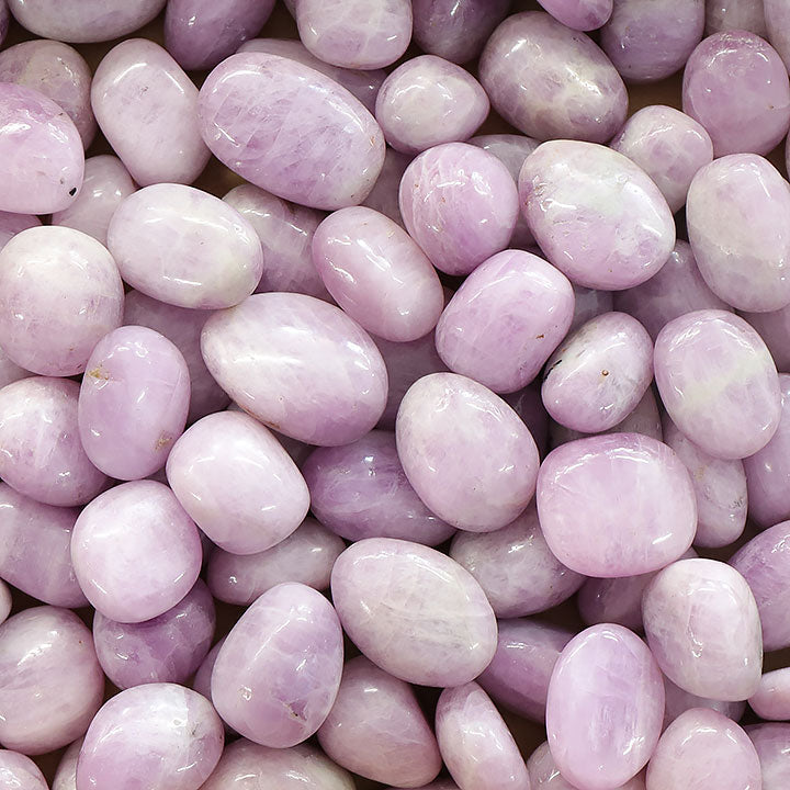 Kunzite : Vertus, Propriétés, Origine, Purification & Rechargement