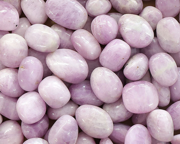 Kunzite : Vertus, Propriétés, Origine, Purification & Rechargement
