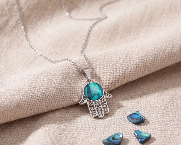 Collier pendentif main de Fatma en nacre bleue naturelle, symbole de protection
