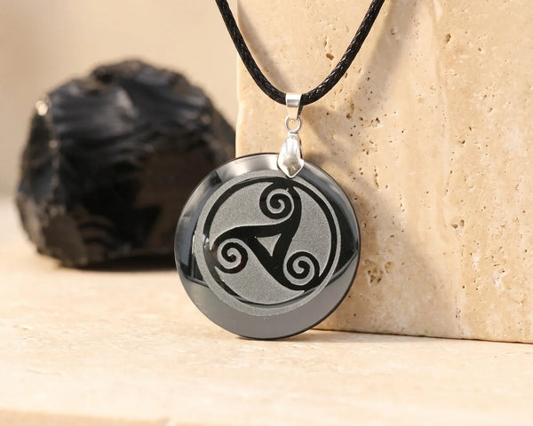 Pendentif triskel celtique gravé sur obsidienne noire