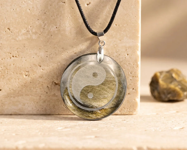 Pendentif yin yang gravé sur obsidienne dorée, symbole d'équilibre