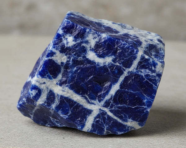 Sodalite brute bleu royal avec veines blanches de calcite