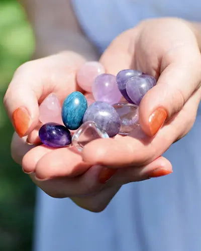 Pierres roulees en pierre naturelle : oeil de tigre, labradorite et amethyste — La Pierre FR