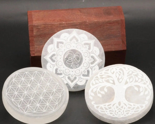Selenite naturelle du Maroc : plaques de rechargement gravees et pendentifs — La Pierre FR