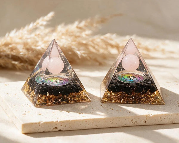 Pyramide orgonite gravée du symbole Om en pierre naturelle