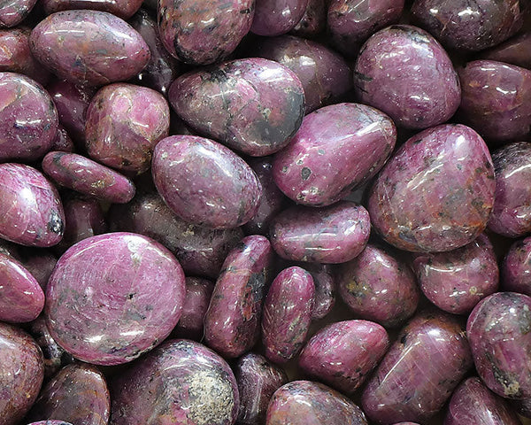 Rubis : Vertus, Origine, Chakras, Signes & Conseils (pierre de vitalité)