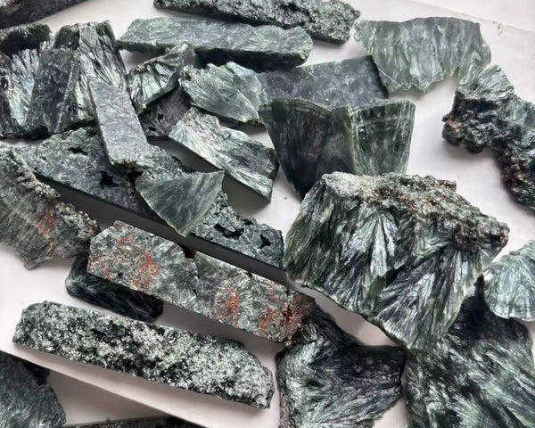 Séraphinite : histoire, gisements, vertus, chakras, signes & entretien