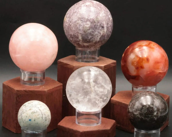 Spheres et boules en pierre naturelle : labradorite, cristal de roche et obsidienne — La Pierre FR