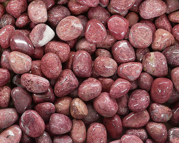 Thulite : Vertus, Origine, Chakras, Signes et Conseils (Zoïsite rose)