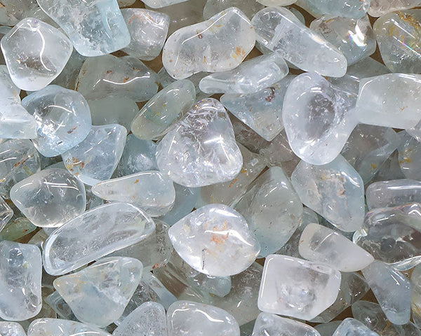 Topaze Bleue : Vertus, Origine, Chakras, Signes & Conseils (pierre de communication)